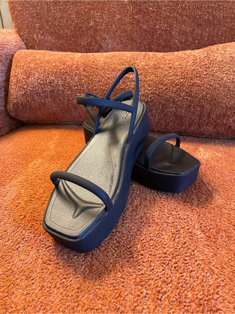 CROCS Miami Y-strap Platform Sandals